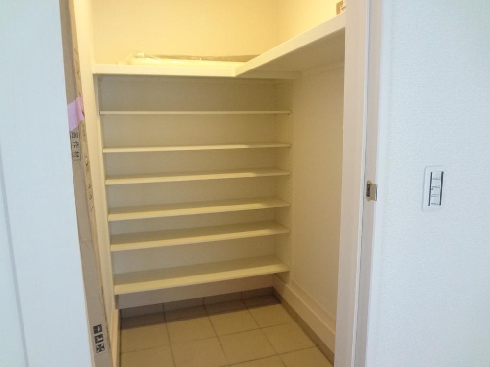 Receipt. 5 Building. Shoes in a closet.