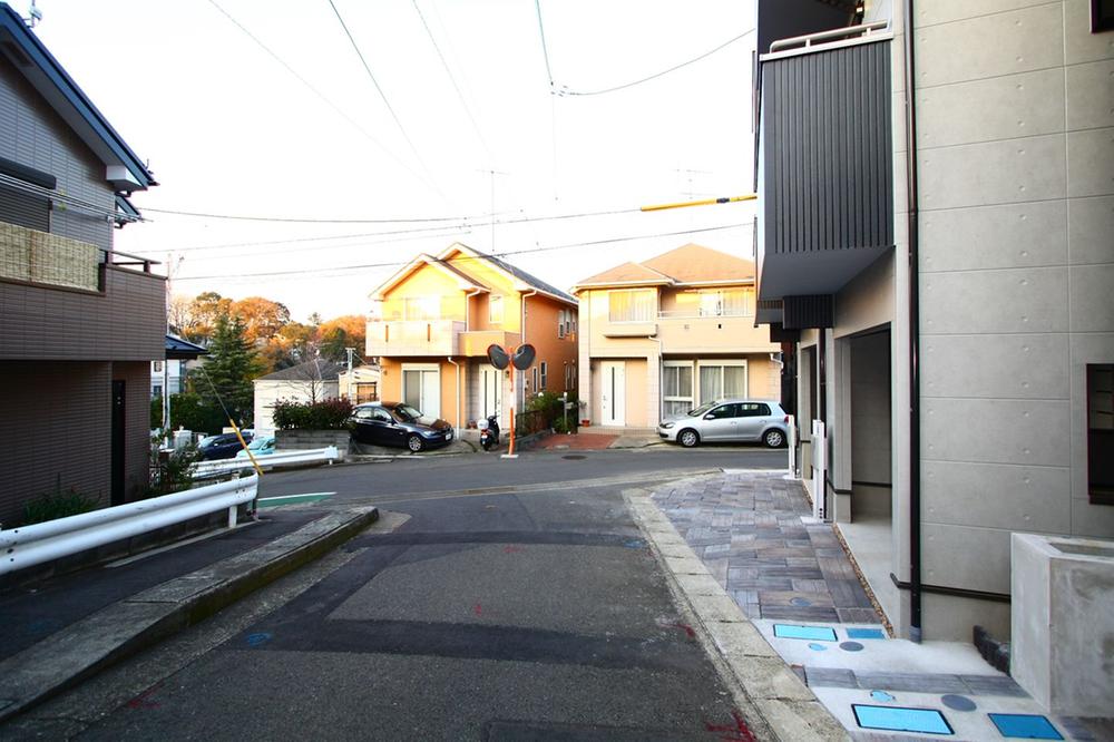 Local photos, including front road. The entire surface of the road and out of your car is easy because there 6m width.