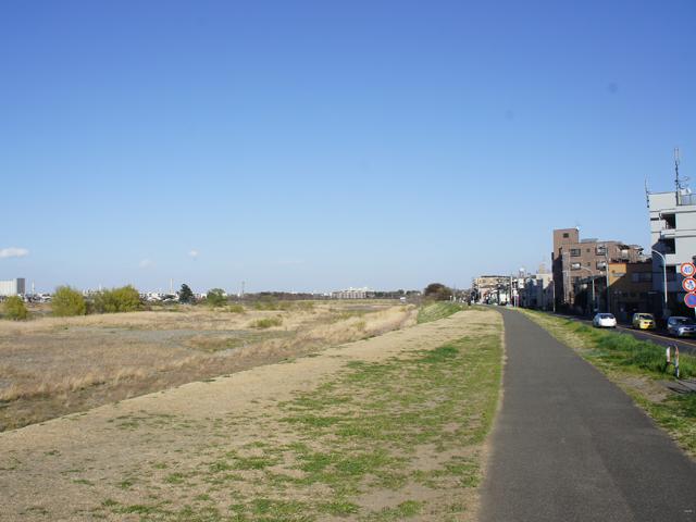 Other Environmental Photo. During the day crowded with people who enjoy the BBQ, Along the Tama River that people also often seen to be used as the running course. Also every summer annual Tama River fireworks display, The distance to go to feel free to look at.