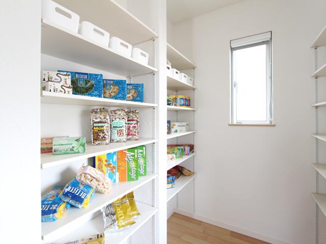 Other introspection. (MH pantry) Even when buying, Shelves of one wall that was installed in the kitchen next to, It fits cleaner if there is a pantry, Food inventory and cookware you can see at a glance.