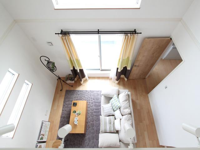 Living. Room where natural materials are gently wrap the living. Flooring natural wood composite flooring, Wall adopts natural materials 100% of Europe plaster. To health, To the environment, To achieve a friendly comfortable living space to improve the living comfort to people.  [MH photos]