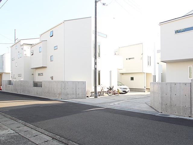 Local photos, including front road. Site of the entire surface of the road, North side road about 5.0m, East-west north development road about 4.5m and a margin width. Car of the outing is easy.