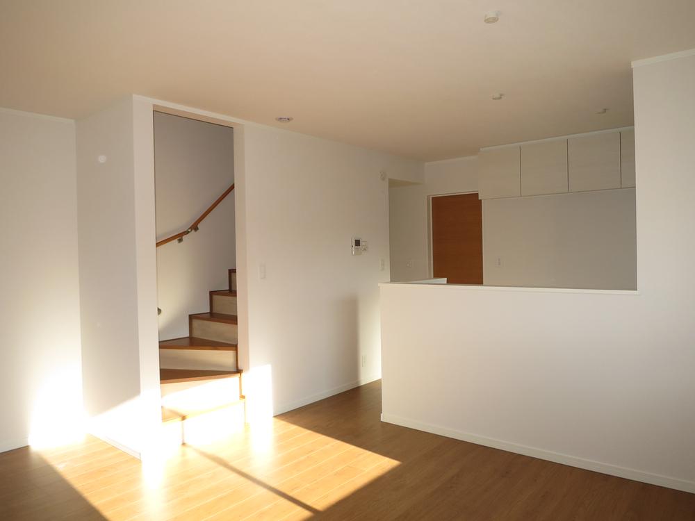 Living. Spacious living room, Popular face-to-face kitchen and living-in stairs adopted Local (12 May 2013) Shooting