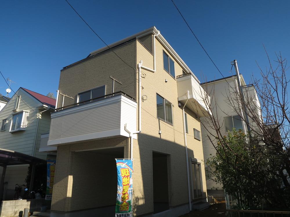 Local appearance photo. In a quiet residential area, Living environment is also good convenience store ・ Supermarket ・ Bus stop is in the near very convenient site (December 2013) Shooting