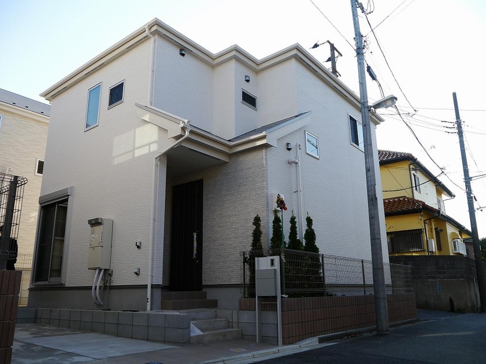 Local photos, including front road. Was building completed. Anytime you can preview.