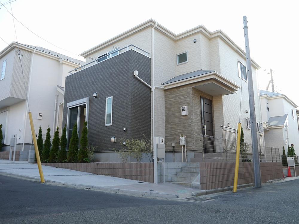 Local photos, including front road. Was building completed. Anytime you can preview.