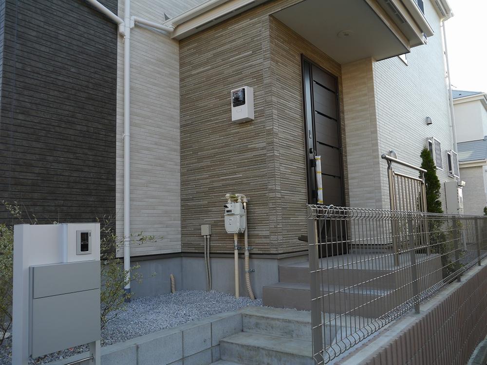 Local appearance photo. Luxury drifting entrance porch