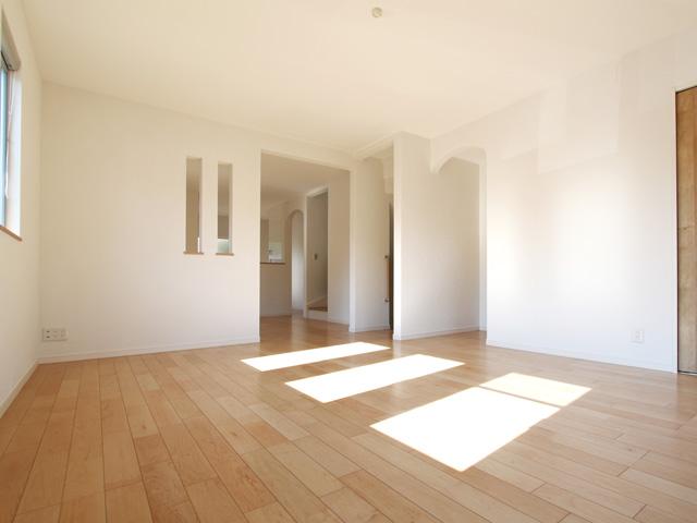 Living. Space of the spacious living room of 24 tatami room. Brightly, Pleasant natural materials, Family everyone was a collection easy to design in the living room.