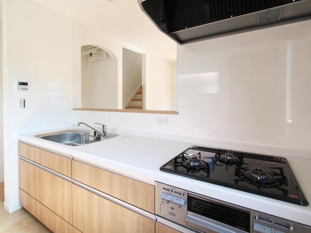 Kitchen. Adopt a popular open kitchen. Can delivery of meals easier, Conversation with the family can enjoy, even while the dishes.