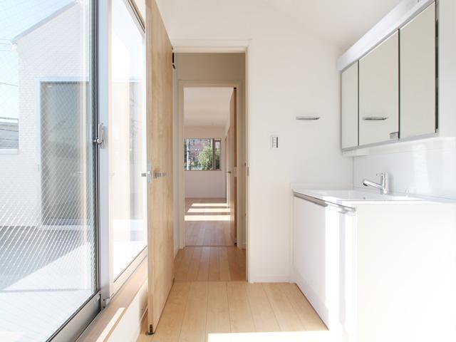 Wash basin, toilet. If the balcony and led the wash room, It can be to your laundry go to dry quickly, Konasemasu Easy when capturing. It was realized the woman-friendly washing flow line.