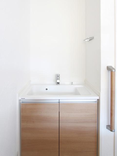 Wash basin, toilet. Just a place on the front door, We established the preliminary washroom. Since it is immediately hand washing gargle came back from outside, It marked with nature and habit every day.