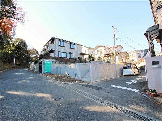 Local photos, including front road. Southeast corner lot! Per yang, Living environment favorable! Old subdivision in which is Readjustment!