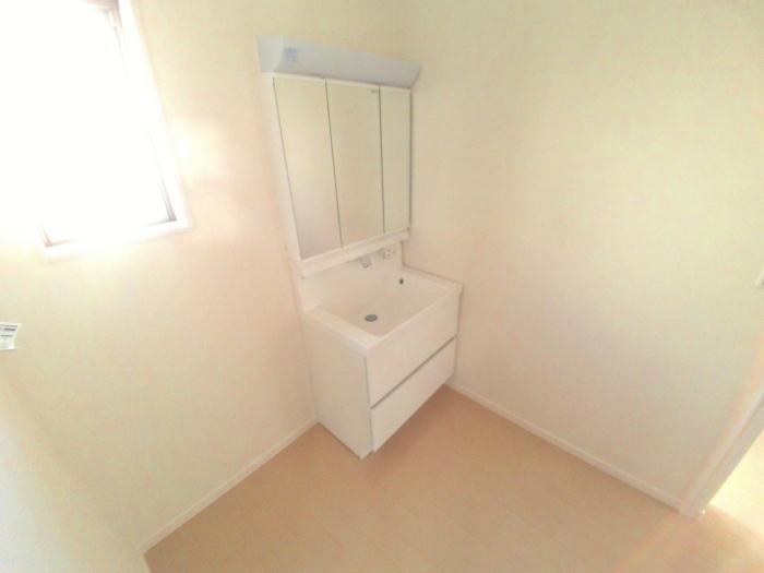 Wash basin, toilet. Powder Room (8 Building)