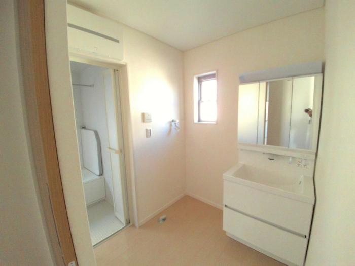 Wash basin, toilet. Shampoo Dresser (8 Building)