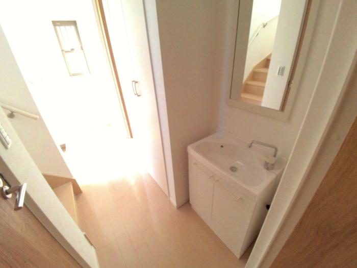 Wash basin, toilet. There is a wash basin also on the first floor part (8 Building)