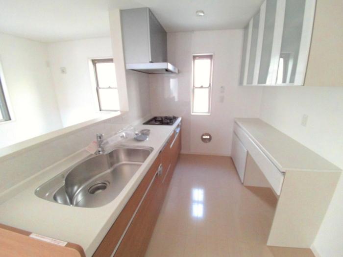 It is counter kitchen with a feeling of opening (8 Building)