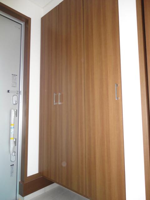 Entrance. 1 Building entrance storage. The color depends on the Building. Since there are three rows of storage, It can be stored a lot.