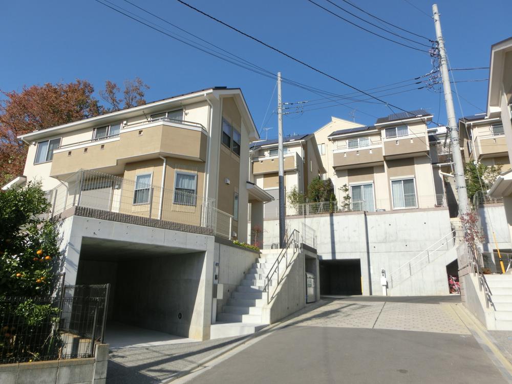 Local photos, including front road. All building the completed! Plug and Shanshan in building, Day was impressive! !