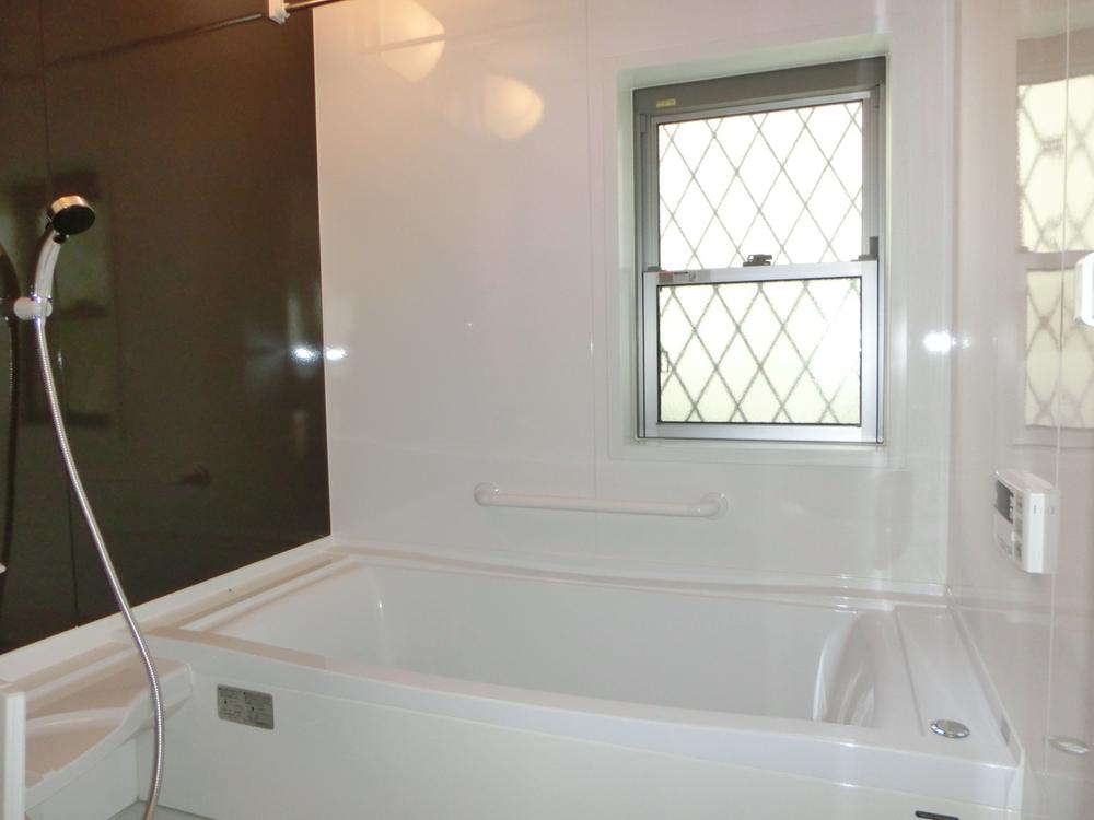 Bathroom. A large tub, Please heal tired of Papa!