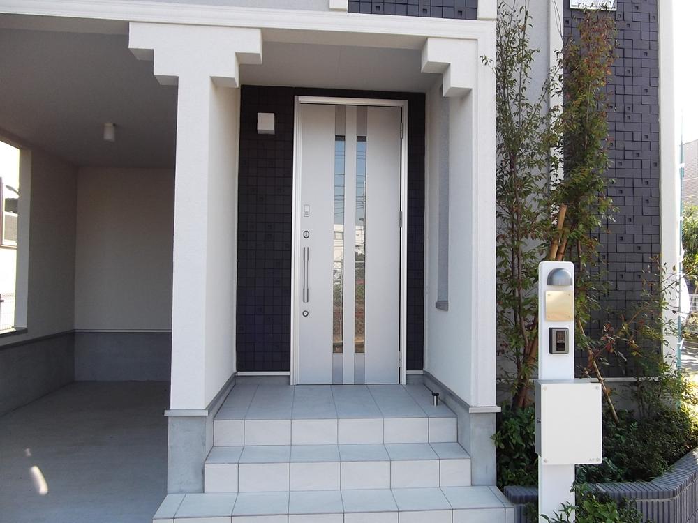 Entrance. 1 Building entrance before