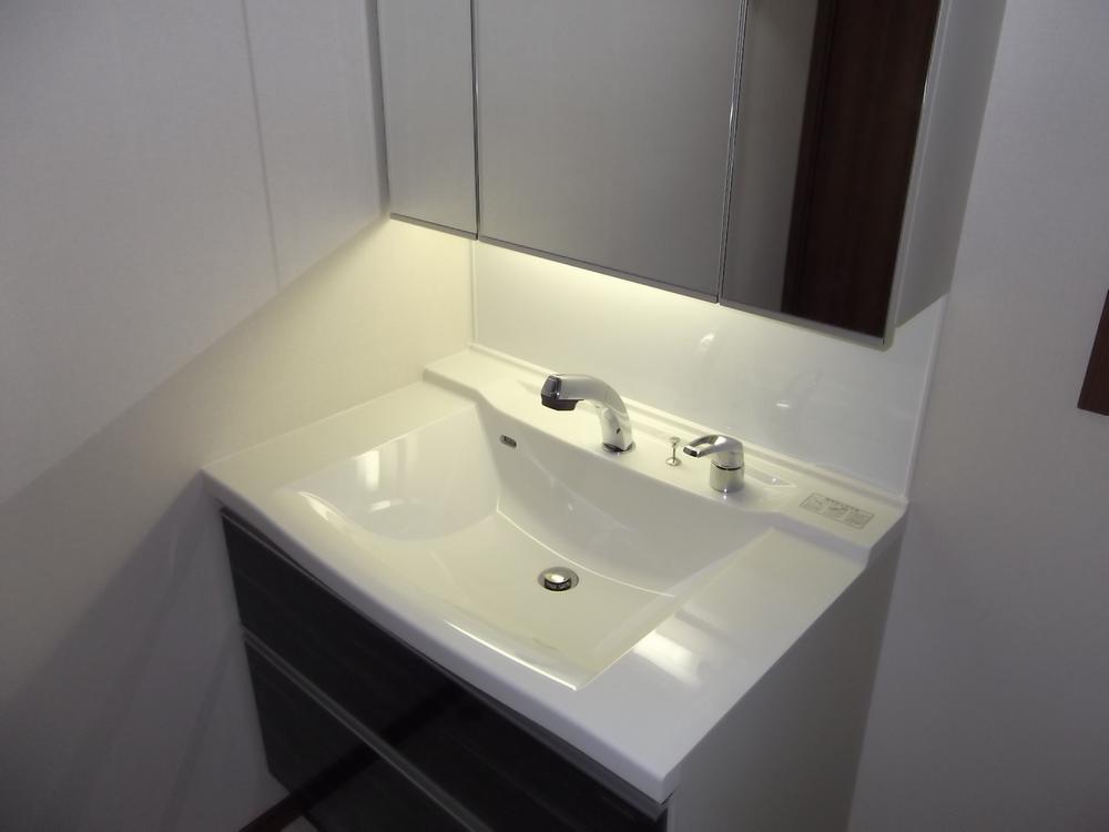 Wash basin, toilet. 1 Building vanity