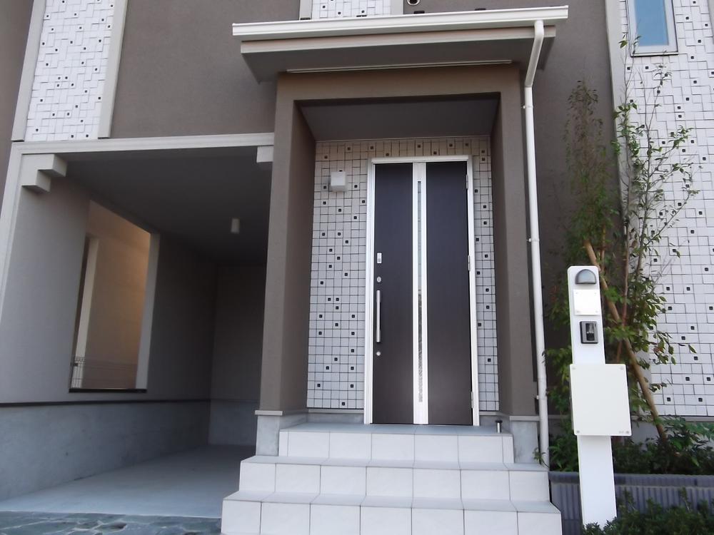 Entrance. Building 2 entrance before