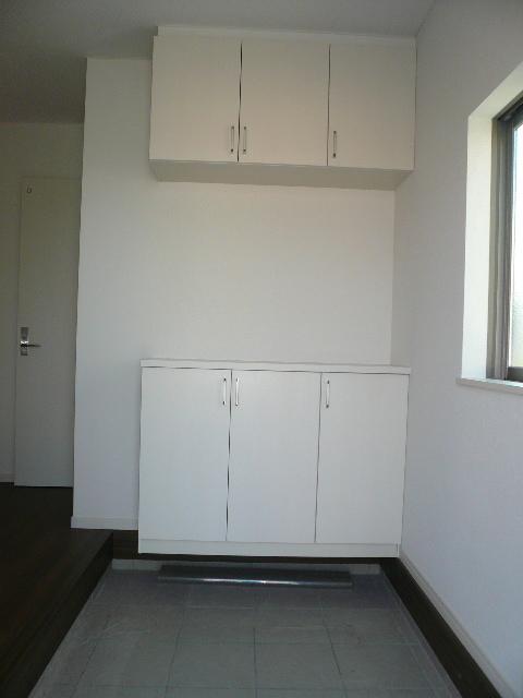 Entrance. 22 Building Shoes BOX