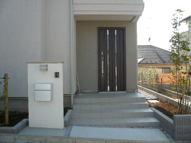 Entrance. 22 Building Entrance porch