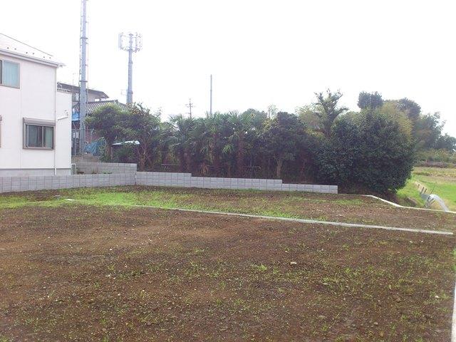 Local land photo. Open-minded local! Bright site because also there is not tightness of the adjacent building!