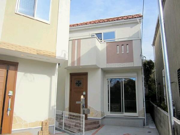 Local appearance photo. Roads and flat two-story