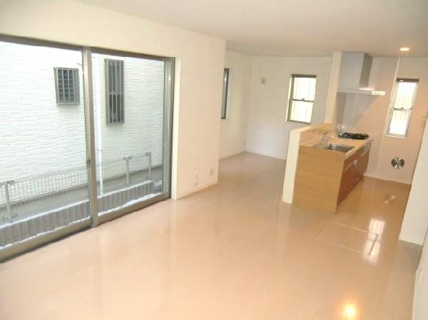 Living. Detached interior introspection photo - LDK which adopted the living large windows, There is a feeling of freedom