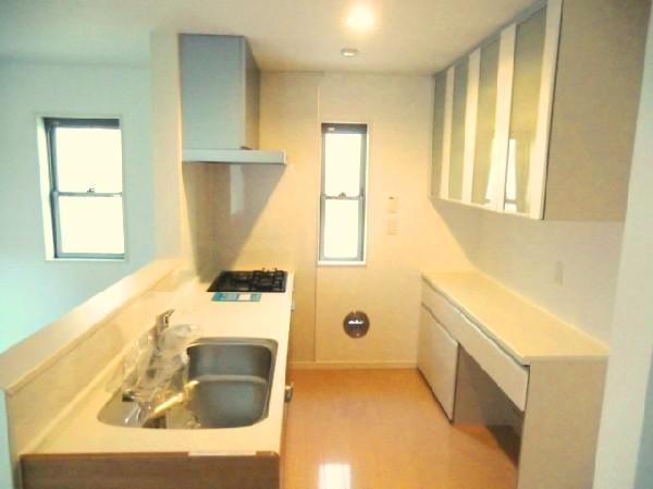 Kitchen. Face-to-face system Kitchen, Also it comes with a shelf of build wearing