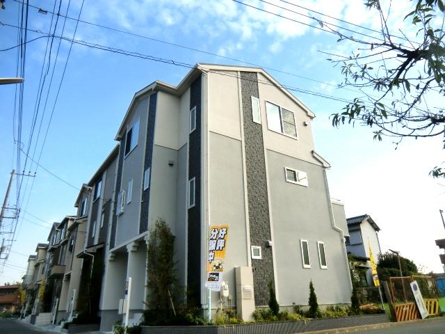 Local appearance photo. Location of a 4-minute walk to the station. A strong presence in a stylish corner lot.  1 Building appearance.