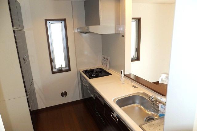 Kitchen. 1 Building dishwashers ・ Water purifier internal organs ・ Set up a cupboard