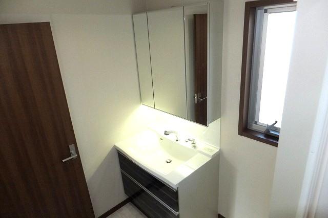 Wash basin, toilet. Three-sided mirror is standard equipped with a width of 900