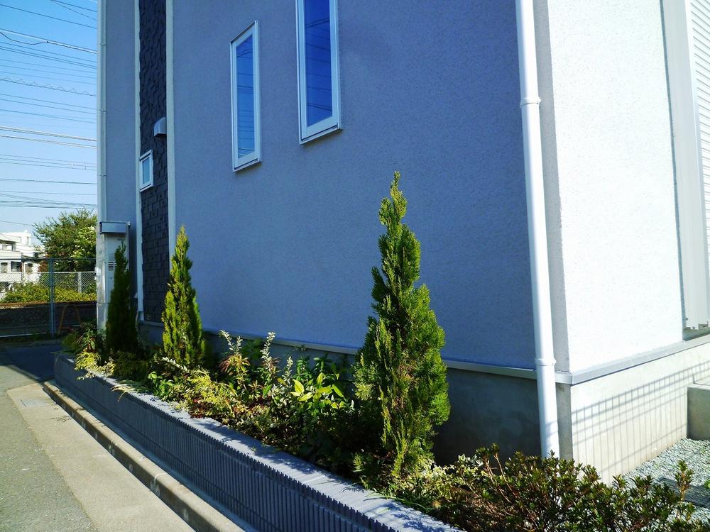 Local appearance photo. 1 Building Planting brings out the building.