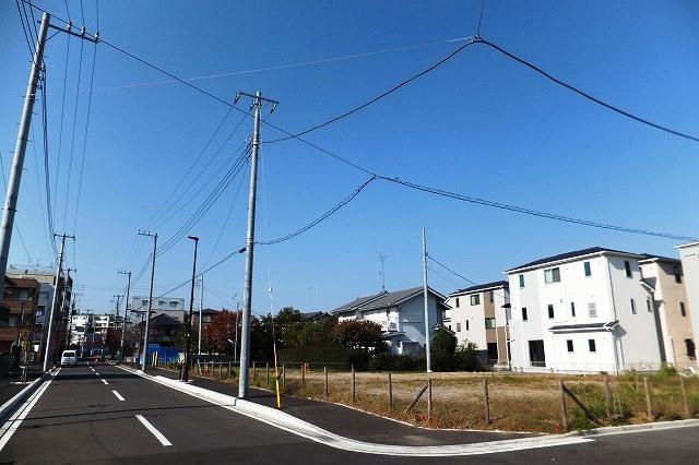 Streets around. 50m to the surrounding environment