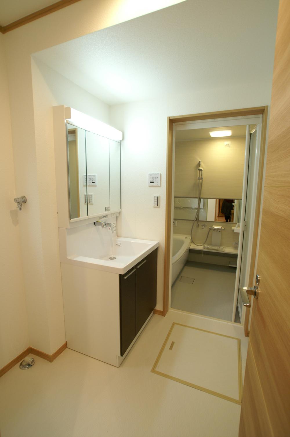 Wash basin, toilet. Indoor (11 May 2013) Shooting