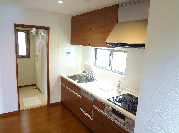 Kitchen. Kitchen that leads directly to the wash room, Is an excellent floor plan to housework flow line!