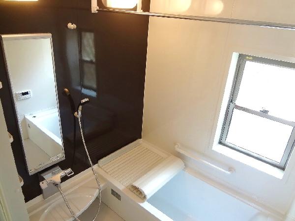 Bathroom. 1 tsubo bus with a window, You can relax slowly stretched out foot.