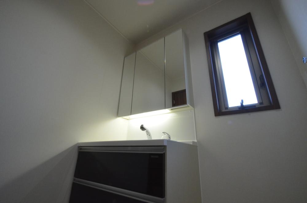 Wash basin, toilet. Indoor (11 May 2013) Shooting Building 2