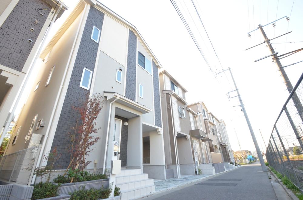 Local photos, including front road. Local (11 May 2013) Shooting Overall