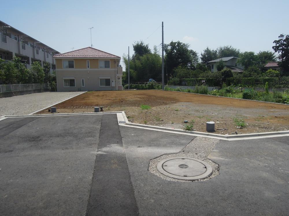 Local photos, including front road. ◆ Local land photo