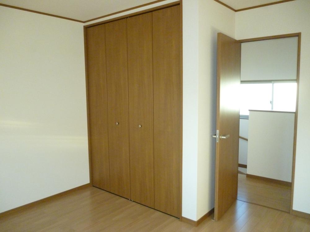 Non-living room. All building Japanese-style room with 6 quires Tsuzukiai type of easy-to-use living and Japanese-style room