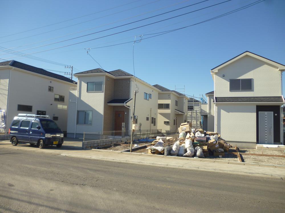 Local photos, including front road. There is also scaffolding came off the field. Please feel free to visitors.  3 ・ 5 Building Exterior Photos