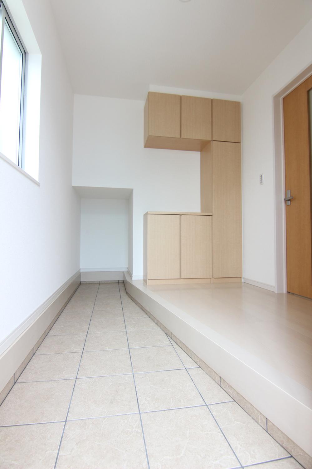 Same specifications photos (Other introspection). Building 2: spacious entrance of the optimum for storage of construction cases ○ stroller and golf back