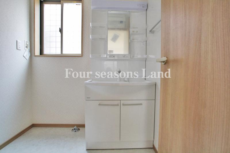 Wash basin, toilet. Indoor (11 May 2013) Shooting