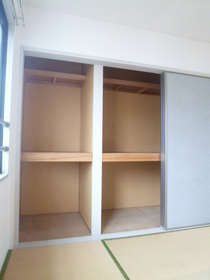 Living and room. Japanese-style room 6 quires There closet
