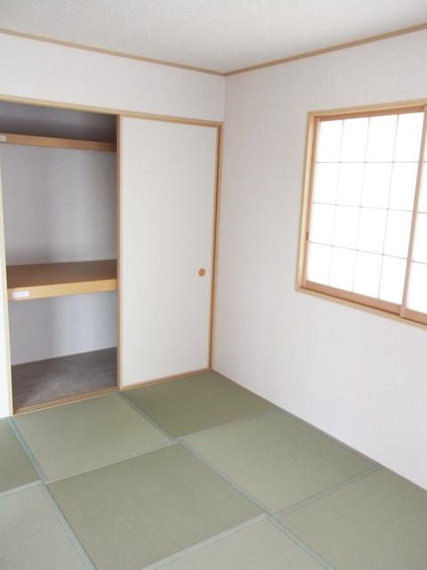 Non-living room. Same specifications