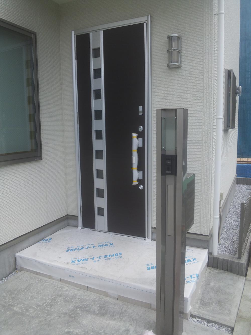 Entrance. Same specifications, Intercom with color monitor in the foyer, It is the adoption card key to the door.